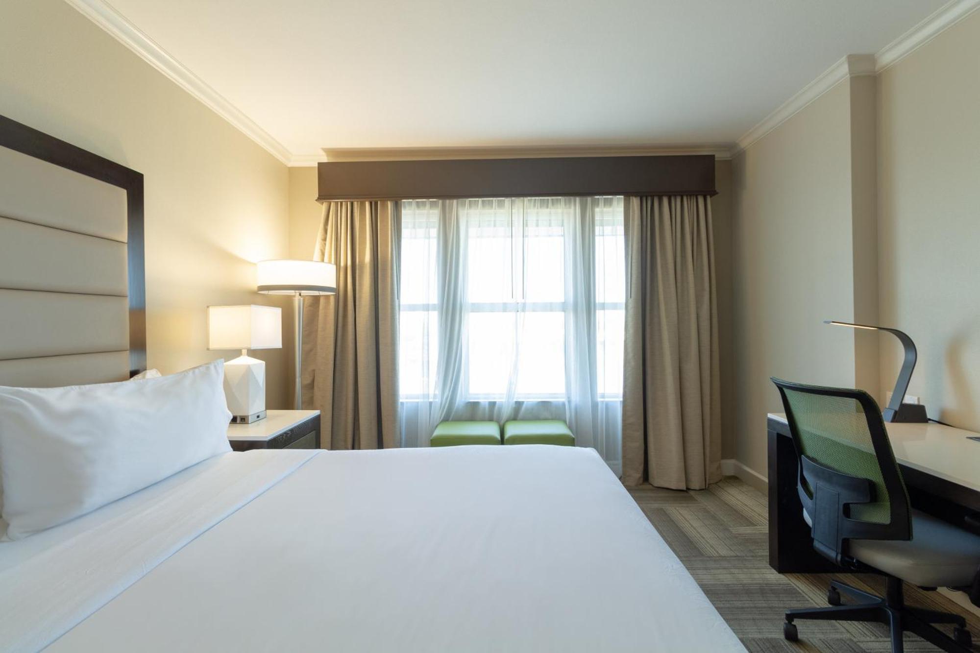 Standard King Room River View High Floor