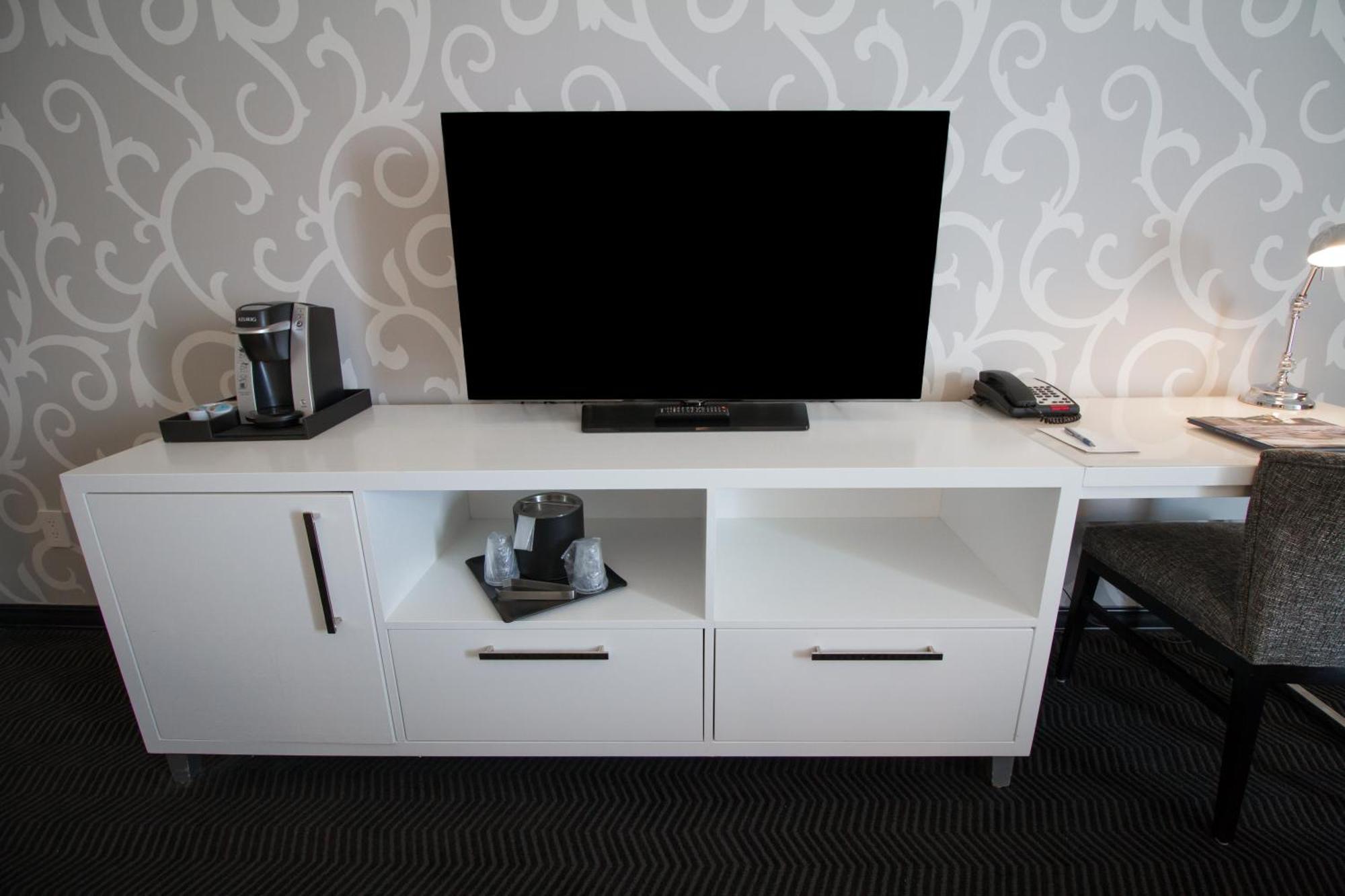 King Suite Mobility Access or Non-Smoking