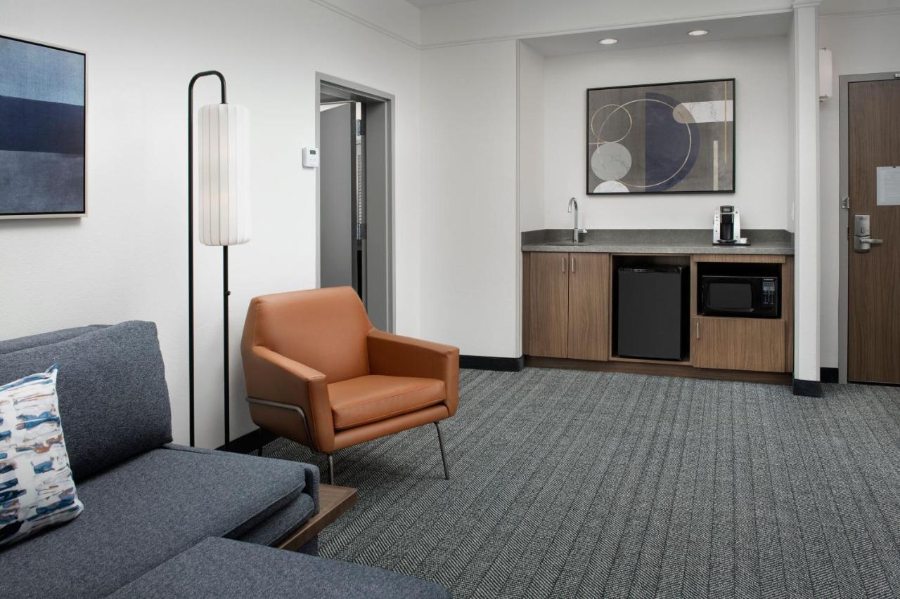 1 Bedroom 2 room Suite, 1 King, Sofa bed, Balcony,1709971937:JPEG