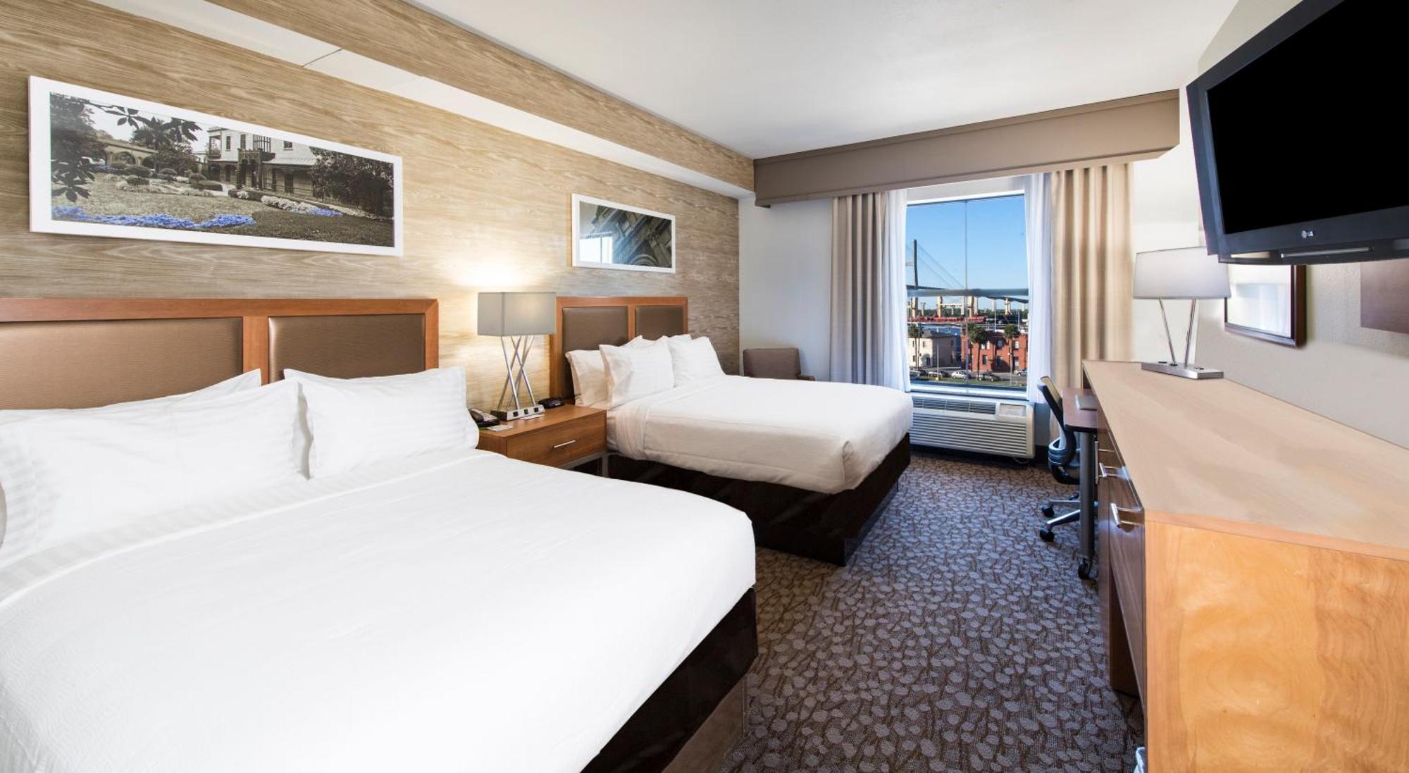 Queen Room Two Queen Beds Hearing Accessible Roll Shower Non-Smoking