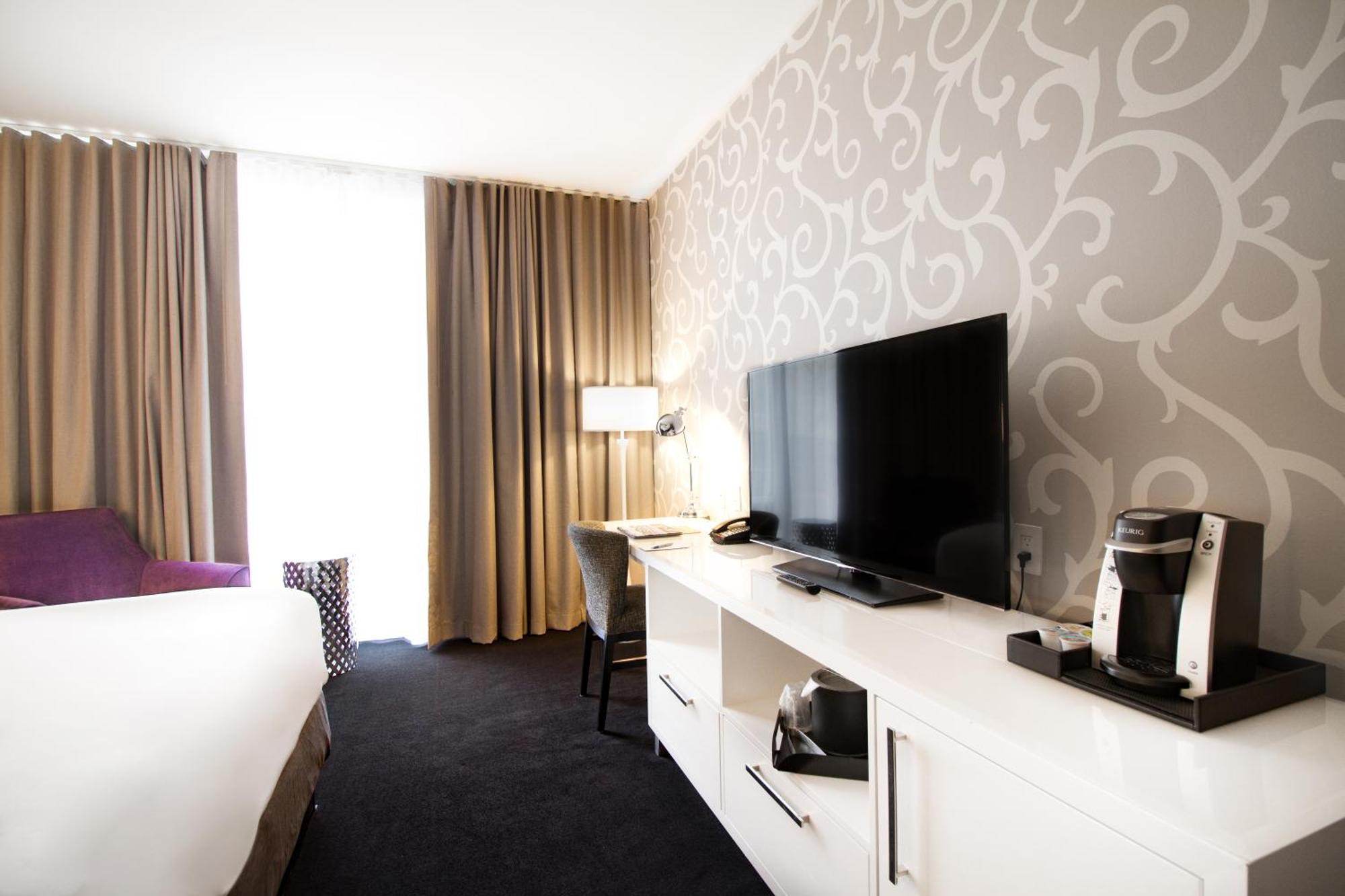 King Suite Mobility Access or Non-Smoking