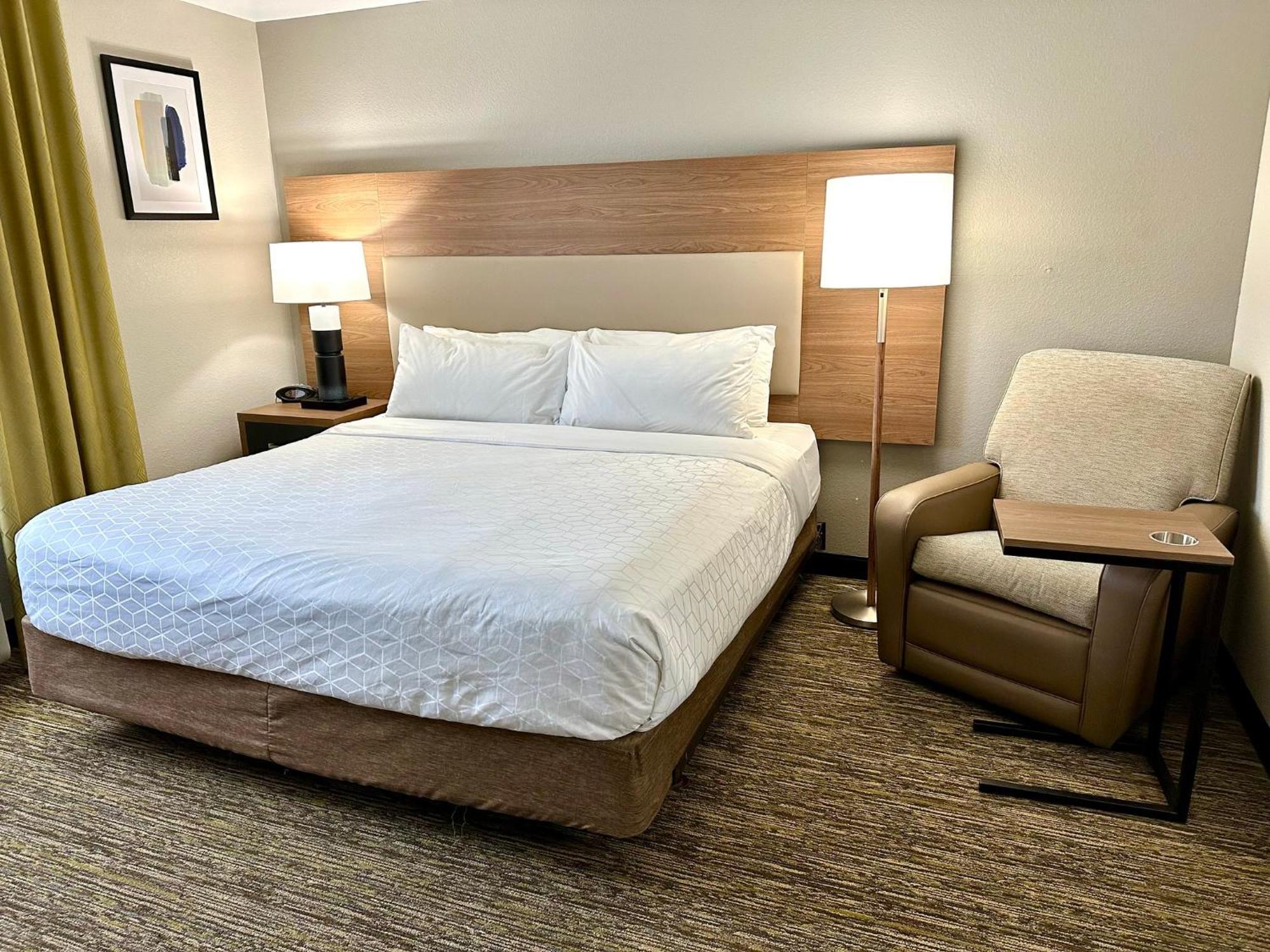 King Room Tub Communications or Mobility Accessible