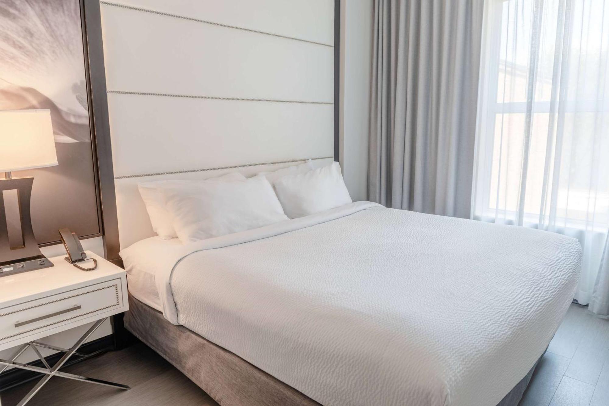 One-Bedroom Deluxe King Room Non-Smoking