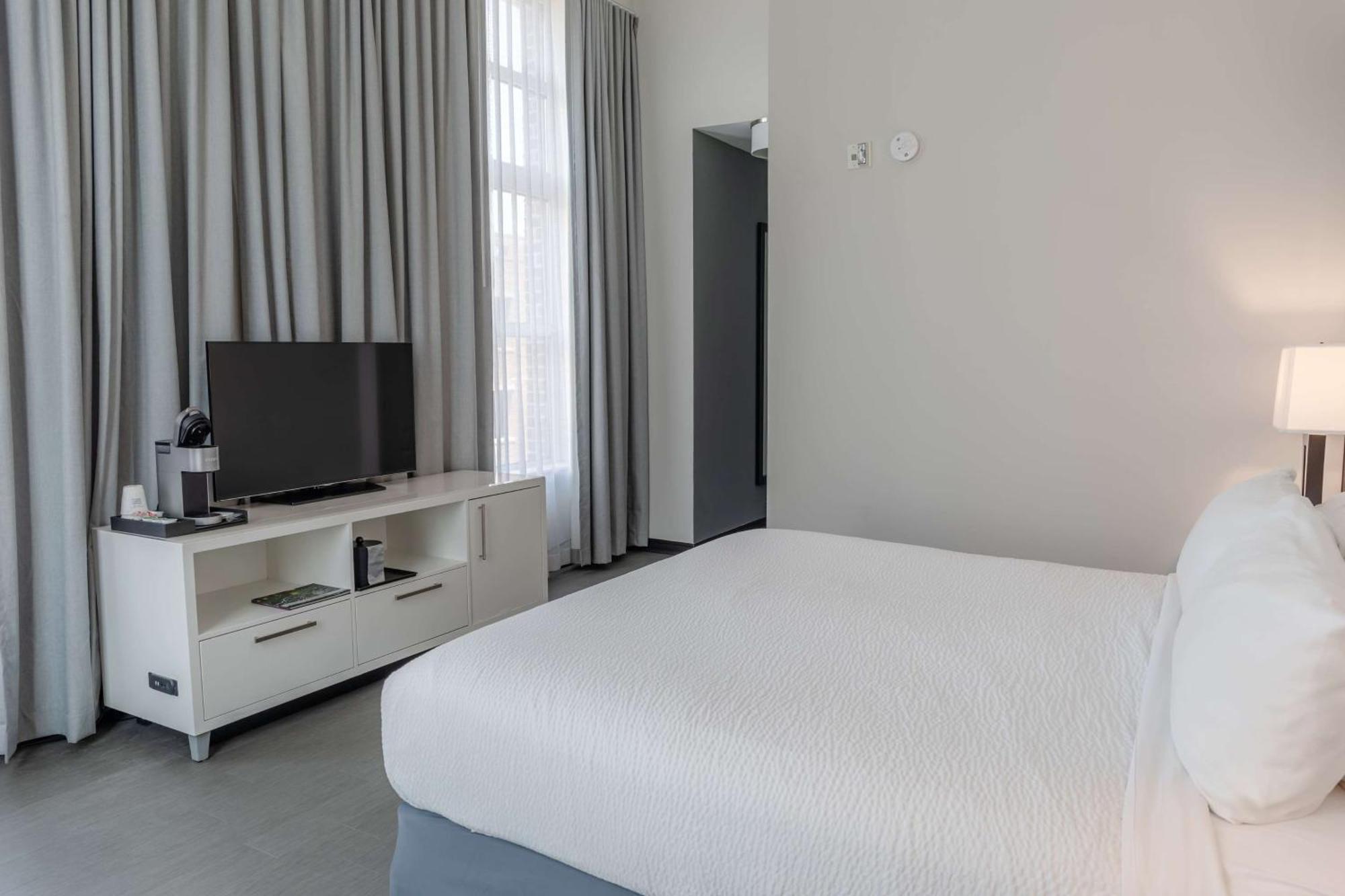 King Suite Mobility Access or Non-Smoking