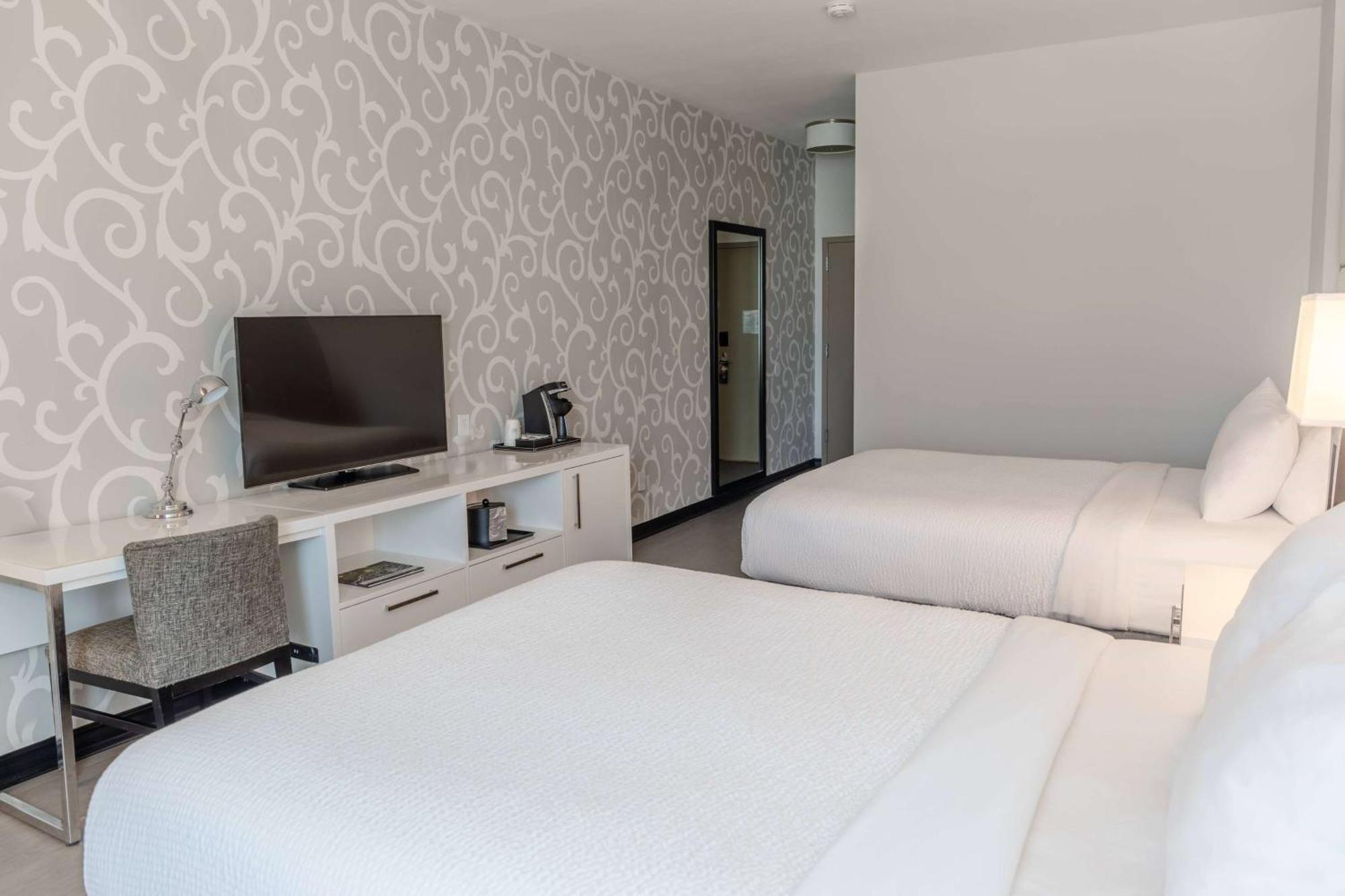 Queen Room with Two Queen Beds - Non-Smoking,691384404:JPEG